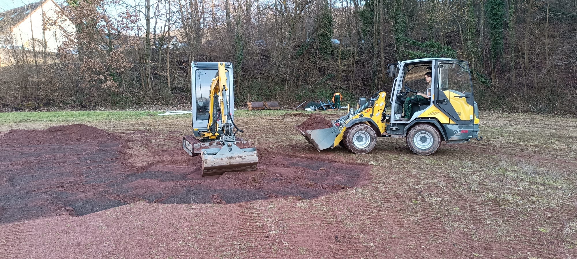 Bagger auf dem Sportplatz des St. Augustinusheim