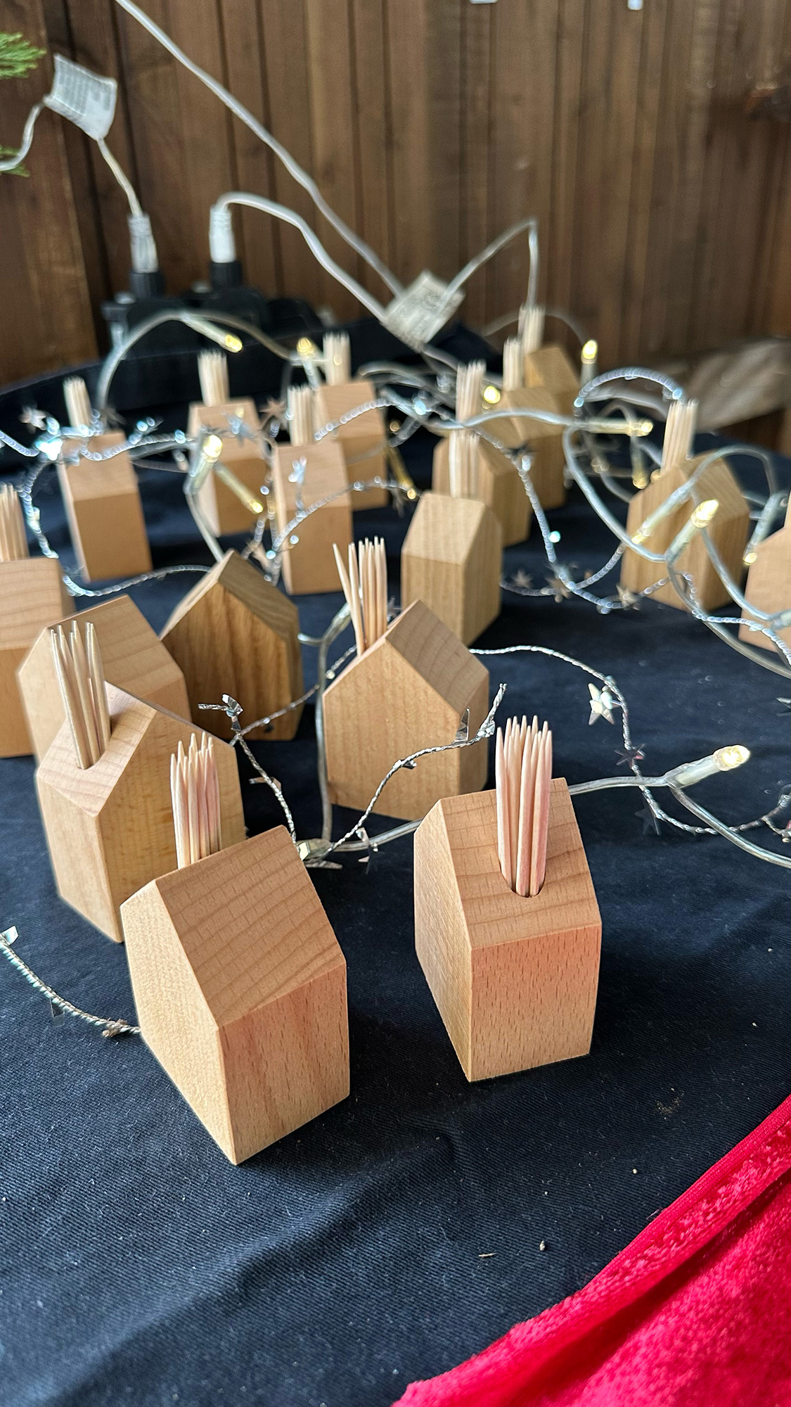 Selbstgeschreinerte Zahnstocherhalter in Hausform