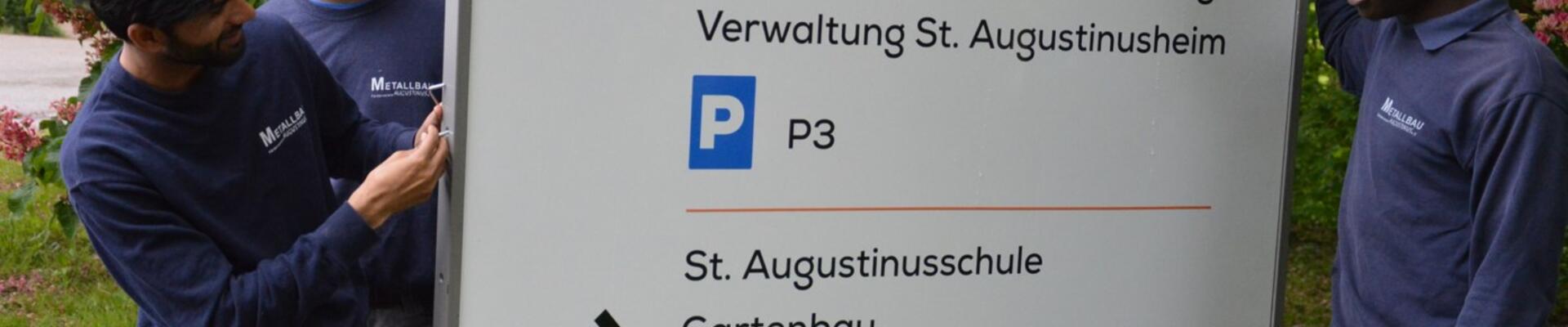 Auszubildende im Metallbau fertigen Schilder