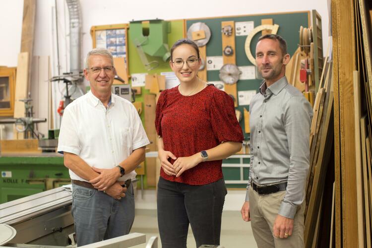 Klaus Schwarz (Leiter der Beruflichen Bildung), Alena Trauschel und der Geschäftsführer Stefan Krehl