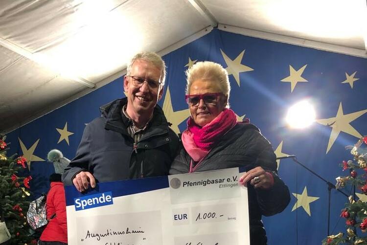 Übergabe der Spende des Pfennigbasars